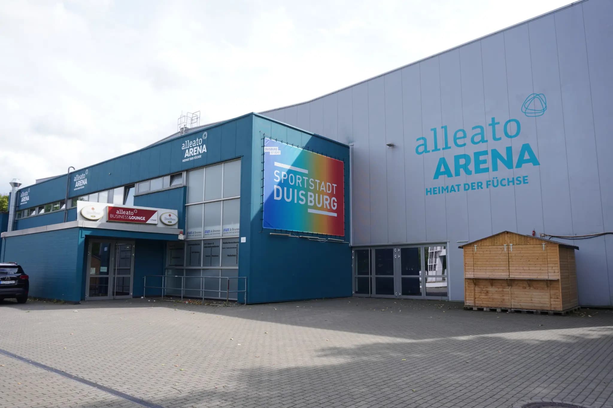 Außenansicht der alleato Arena in Duisburg