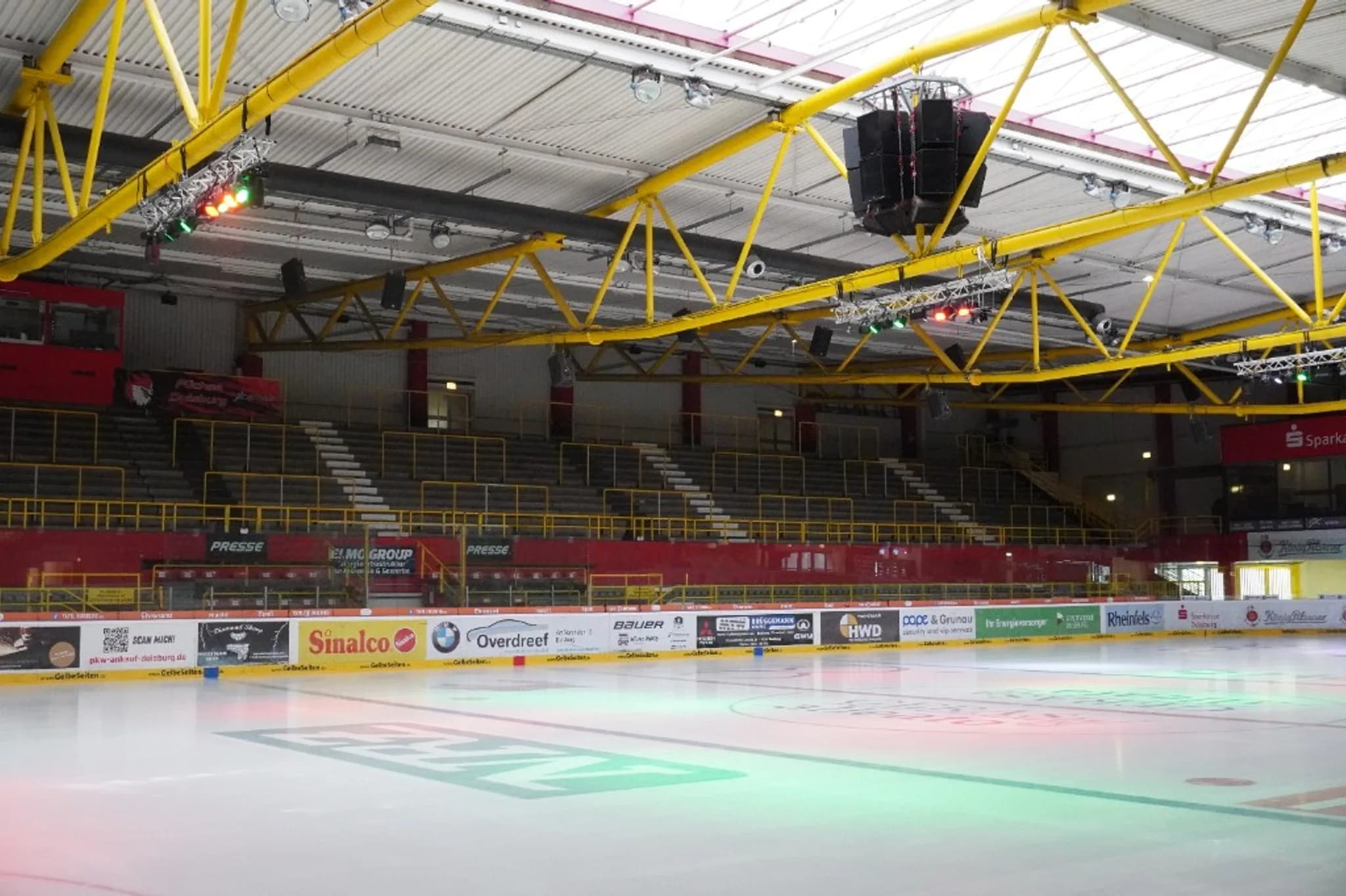 Eisfläche der alleato Arena Duisburg