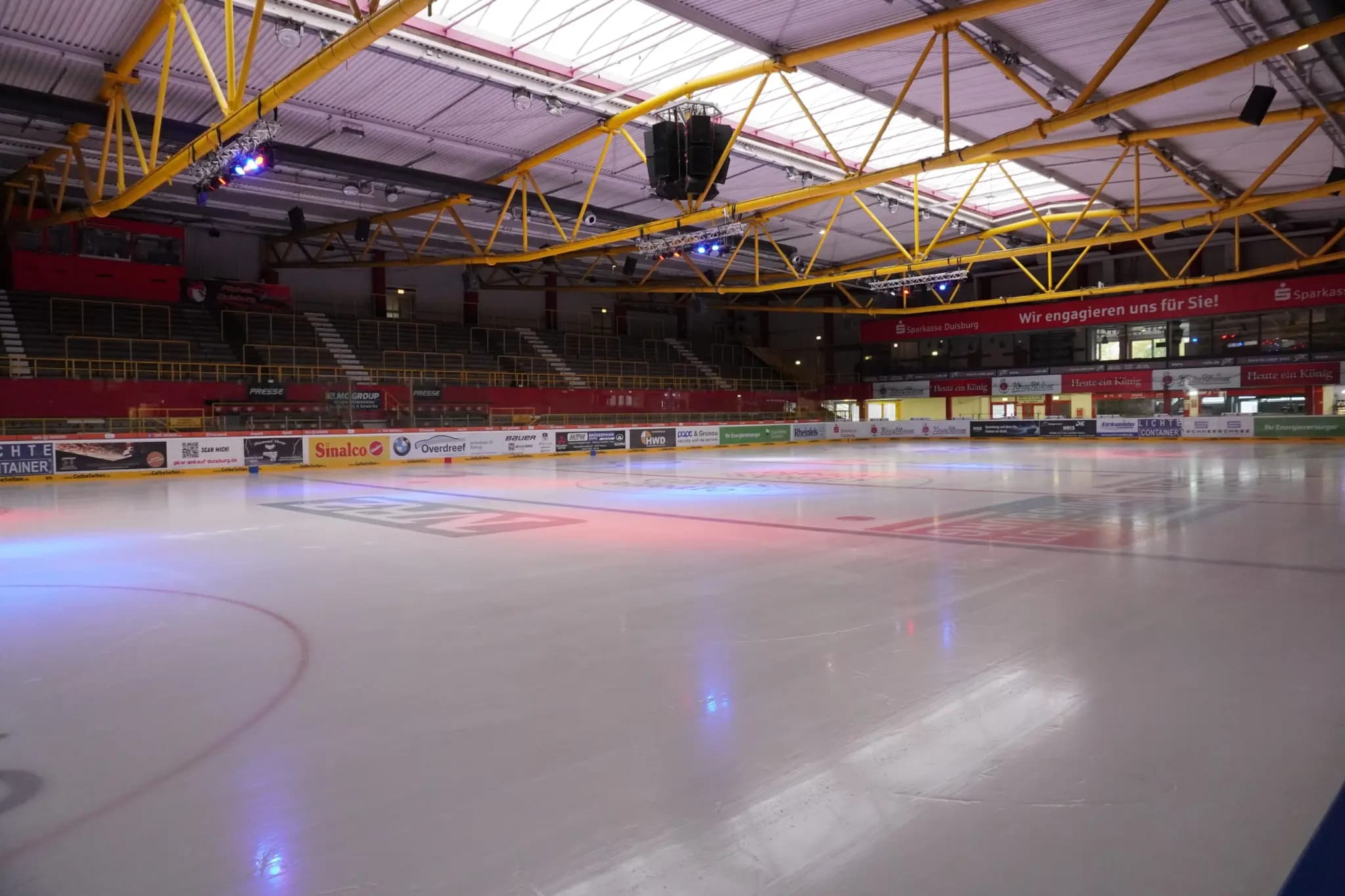 Eisfläche der alleato Arena Duisburg