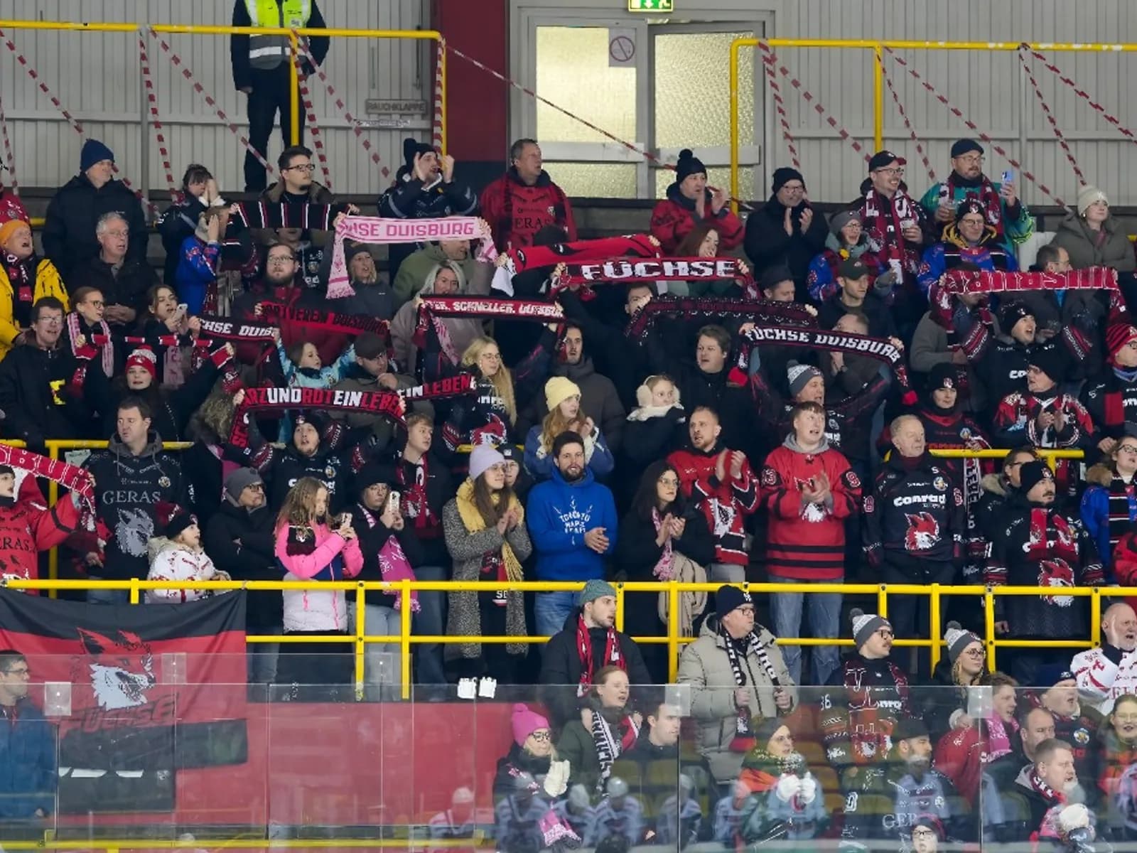 Fans in der alleato Arena Duisburg