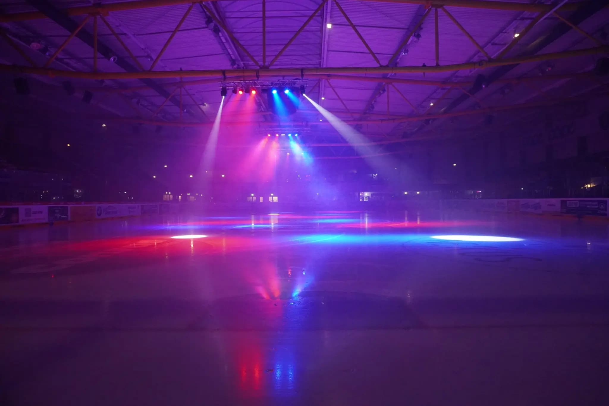 Lichtstimmung auf der Eisfläche der alleato Arena Duisburg