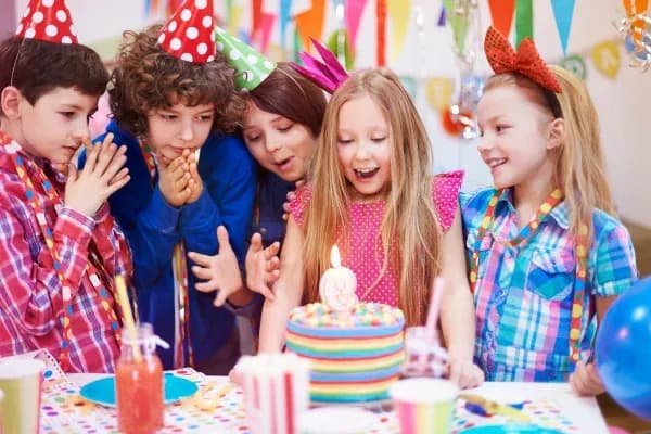 Kinder feiern gemeinsam einen Geburtstag