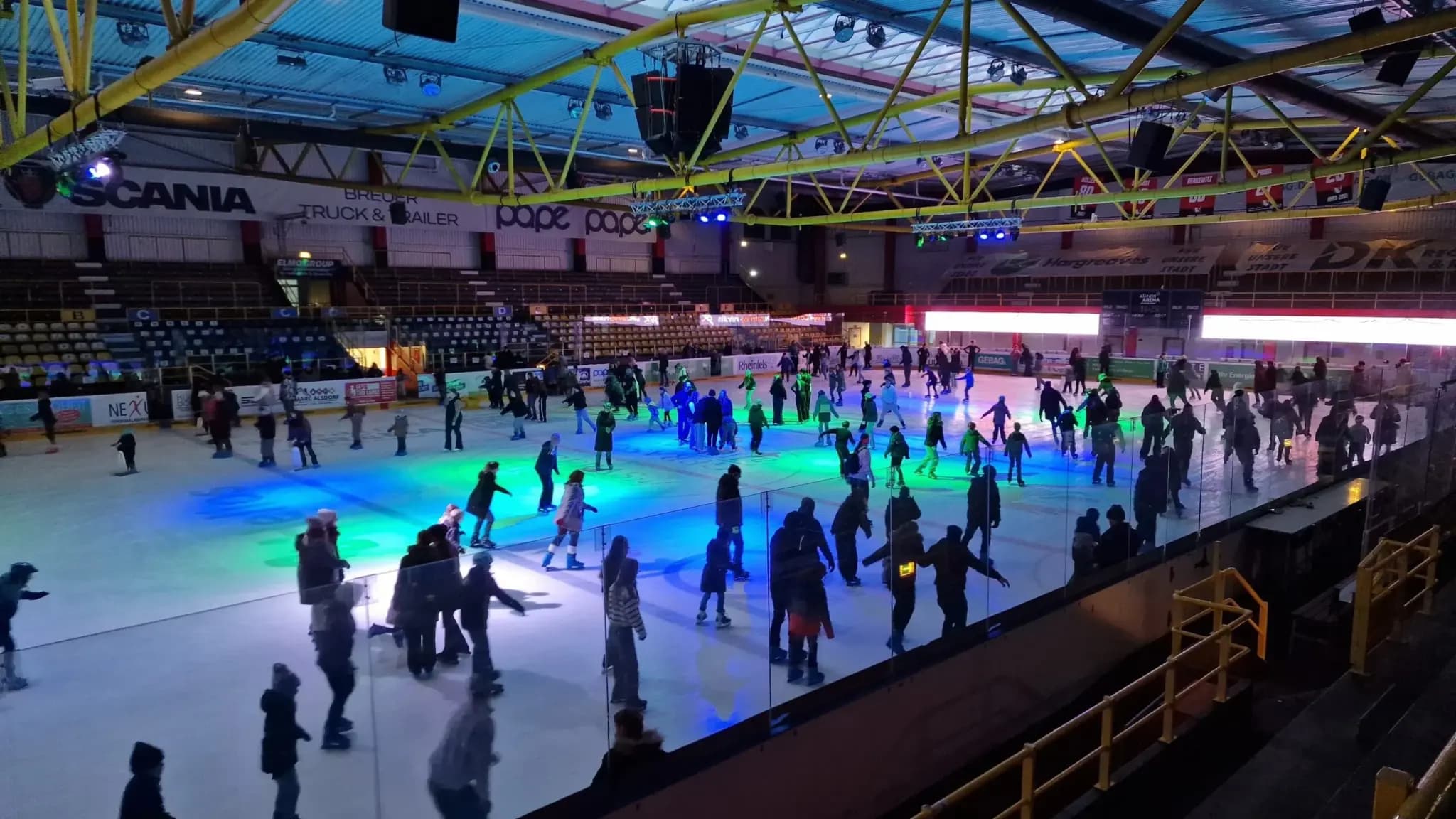 Familien und Kinder beim Eislaufen in der alleato Arena