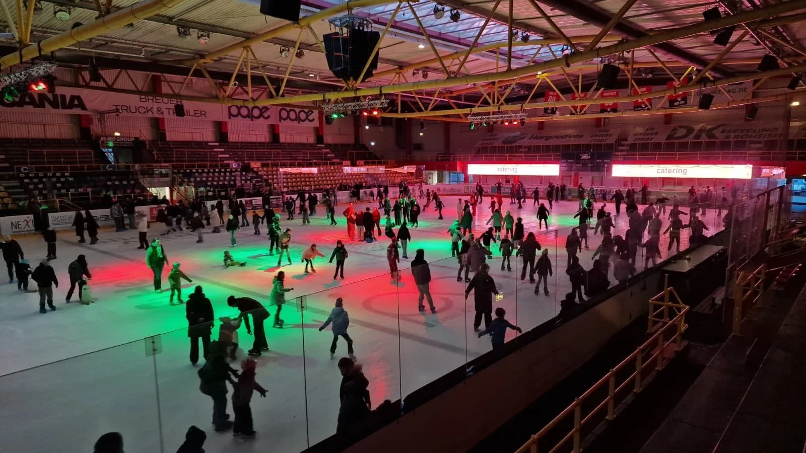 Öffentlicher Eislauf mit vielen Gästen in Duisburg