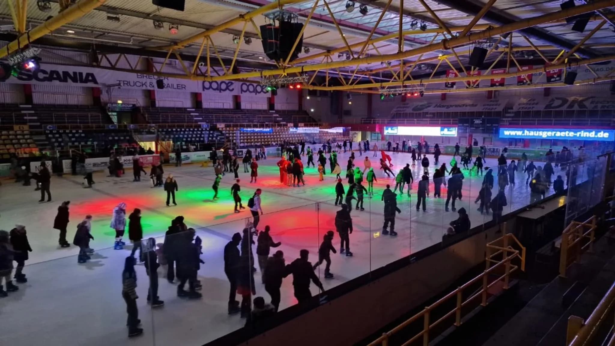 Gäste beim öffentlichen Eislauf in der alleato Arena