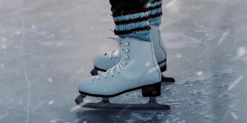 Schlittschuhe auf der Eisfläche